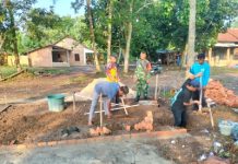 Atasi Kesulitan Air Bersih, Babinsa Peltu Dodi Hermanto Koramil 412-04/Kotabumi Bangun Sumur Bor di Kotabumi Udik