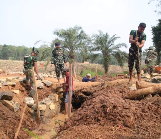 Cegah Luapan Air dan Banjir, Satgas TMMD ke-129 Lanjutkan Pembangunan Gorong-gorong