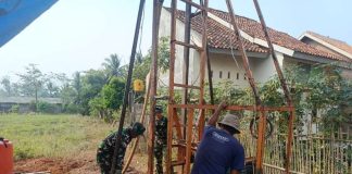 Tak Kenal Lelah, Satgas TMMD ke-129 Kodim 0412/LU dan Tukang Berpacu Selesaikan Sumur Bor untuk Masyarakat Desa Baru Raharja