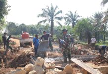 Gotong Royong Satgas TMMD dan Warga Desa Baru Raharja : Pengecoran Gorong-Gorong Dikebut Agar Segera Bermanfaat