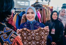 Ketua Dekranasda Provinsi Lampung Tampil di Catwalk, Tegaskan Dukungan bagi Kebangkitan Industri Kreatif Daerah