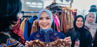 Ketua Dekranasda Provinsi Lampung Tampil di Catwalk, Tegaskan Dukungan bagi Kebangkitan Industri Kreatif Daerah