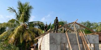 Wajah Haru Suwardi dan Asa Baru Kerangka Kuda-Kuda Rumahnya mulai dipasang