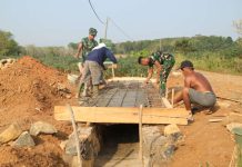 Tampak Kompak, TNI dan Masyarakat Bangun Gorong-gorong di TMMD Ke-129 Kodim 0412/LU