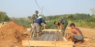 Tampak Kompak, TNI dan Masyarakat Bangun Gorong-gorong di TMMD Ke-129 Kodim 0412/LU