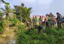 Satgas TMMD Ke-129 Kodim 0412/Lampung Utara Bersama Warga Bersihkan Sungai Way Jerinjing
