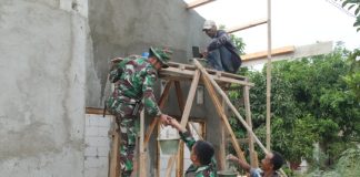 Hari ke-16 TMMD Ke-129, Plester Dinding Rumah Sandri Terus Dikebut Menuju Rampung 100 Persen