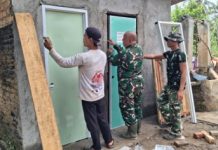Lengkapi Privasi MCK, Satgas TMMD Kodim 0412/LU Rampungkan Pemasangan Pintu di Desa Baru Raharja