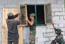 Hunian Layak Kian Terwujud, Satgas TMMD Ke-129 Kodim 0412/LU Pasang Jendela RTLH Milik Ibu Wagiyem