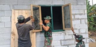 Hunian Layak Kian Terwujud, Satgas TMMD Ke-129 Kodim 0412/LU Pasang Jendela RTLH Milik Ibu Wagiyem