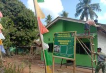 MANTAP! Satgas TMMD 129 Kodim 0412/Lampung Utara dan Warga Gotong Royong Cat Risplang Rumah Ibu Wagiem