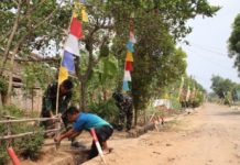 Jelang HUT Ke-81 RI, Satgas TMMD dan Warga Desa Baru Raharja Pasang Bendera Merah Putih dan Umbul-Umbul