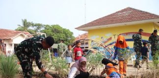 Satgas TMMD Ke-129 Kodim 0412/LU Gelar Aksi Bersih-Bersih di TK Pelangi, Tanamkan Budaya Peduli Lingkungan Sejak Dini