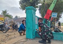 Melalui Pengecatan : Satgas TMMD Ke-129 Percantik Kantor Balai Desa Baru Raharja