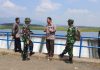 Danramil 412-07/ABB Dampingi Survey Lokasi Rencana Pembangunan PLTMH di Bendungan Way Rarem