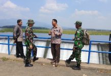 Danramil 412-07/ABB Dampingi Survey Lokasi Rencana Pembangunan PLTMH di Bendungan Way Rarem