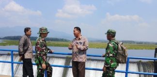 Danramil 412-07/ABB Dampingi Survey Lokasi Rencana Pembangunan PLTMH di Bendungan Way Rarem