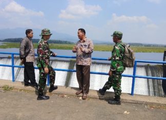 Danramil 412-07/ABB Dampingi Survey Lokasi Rencana Pembangunan PLTMH di Bendungan Way Rarem