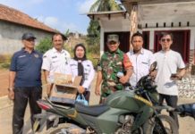 Dukung Ekonomi Warga, Babinsa Koramil 412-07/ABB Hadiri Padat Karya Tunai Desa di Ogan Lima