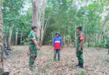 Cegah Karhutla, Dua Babinsa Sisir Wilayah Papan Asri Abung Semuli