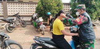 Abu Vulkanik Ancam Warga, Koramil 412-07/ABB Gerak Cepat Bagikan Masker Gratis di Pasar Bunglai