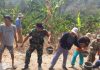 Gotong Royong Jadi Kekuatan, Babinsa dan Warga Kompak Bangun Jalan Ketahanan Pangan di Bukit Kemuning