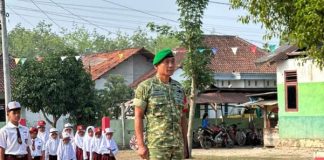 Cegah Perundungan Sejak Dini, Babinsa Pelda Sukariaman Tanamkan Disiplin dan Sopan Santun kepada Siswa SDN 12 Pulung Kencana