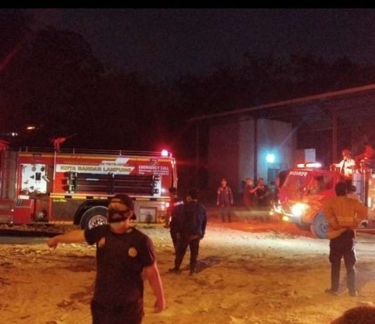 Atas Instruksi Gubernur,TNI-Polri dan Pemkab – Pemkot Padamkan Api TPA Bandarjaya
