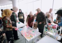 Bunda Literasi Wulan Ajak Generasi Muda Lestarikan Budaya melalui Pameran Kayu Ara