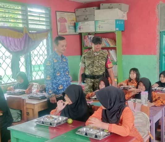 Gizi Anak Jadi Prioritas! Babinsa Kawal MBG untuk 1.629 Penerima di Lampung Utara