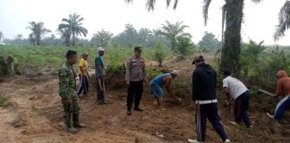 Perkuat Sinergi TNI-Polri dan Warga, Babinsa Bersama Bhabinkamtibmas Gotong Royong Bersihkan Perbatasan Desa